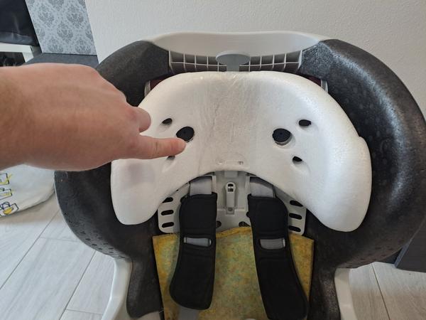 Autosedačka RÖMER King II LS - polystyren pod hlavovou opěrkou je prasklý. Jak moc má tato vada vliv na funkci? A je v tomto stavu sedačka prodejná?