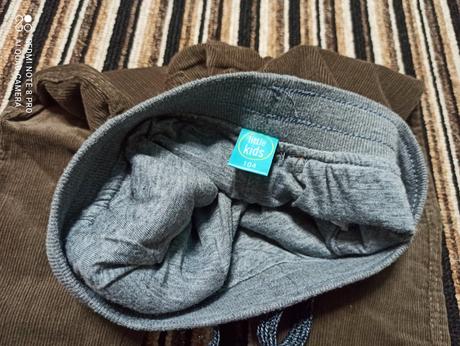 Manžestráky a svetr s kapucí, 104–116