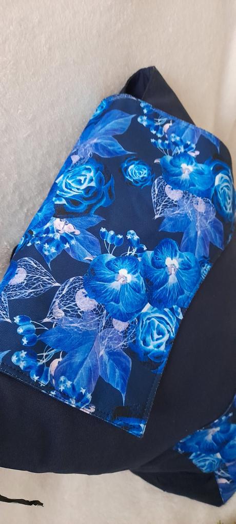 Městský prostorný batoh modré květy,