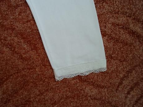 Bílé 3/4 legíny s krajkou, 140