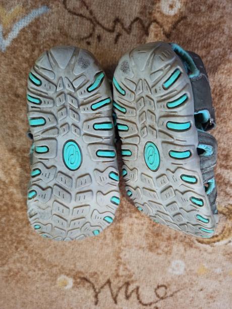 Sandály, kecky a bačkory, 26