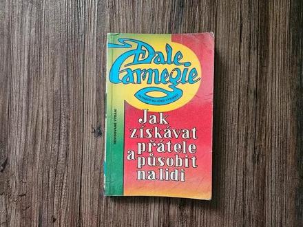 Kniha knížka dale carnegie jak získavat přátele a, 