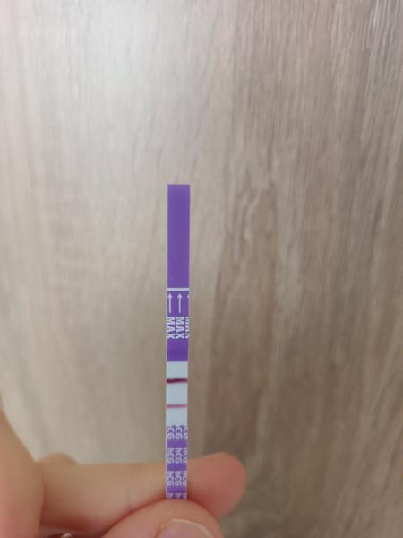 Silnější čárka na těhotenském testu. Je to normální?