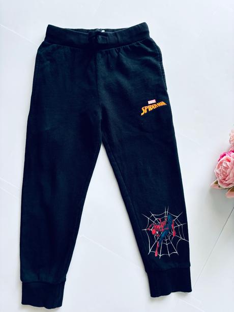 K1/ tepláky černé - v.3/4 roky, marvel,104