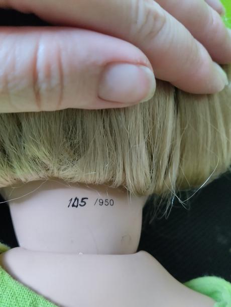 Značená mohutná porcelánová panenka, 