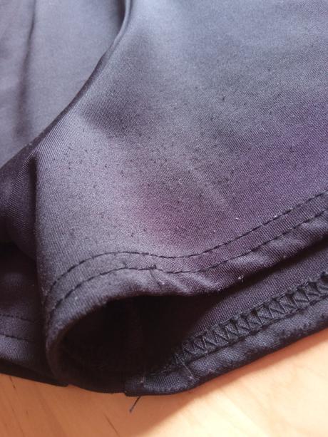 Krátký černý overal, 34