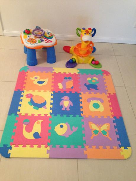 Fisherprice hrací stolek+žirafa tobogán+puzzle,