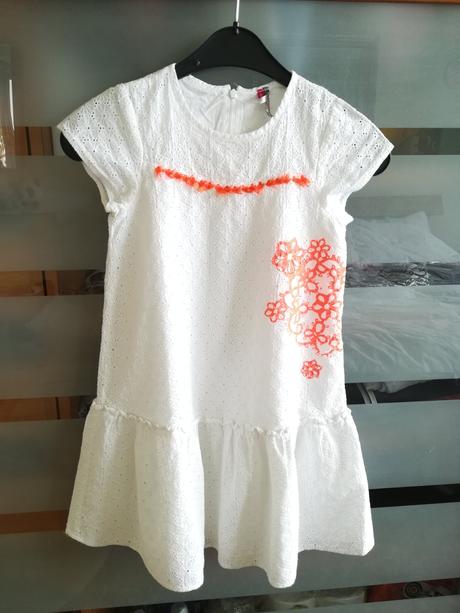 Luxusní krajkové bílé šaty, 128