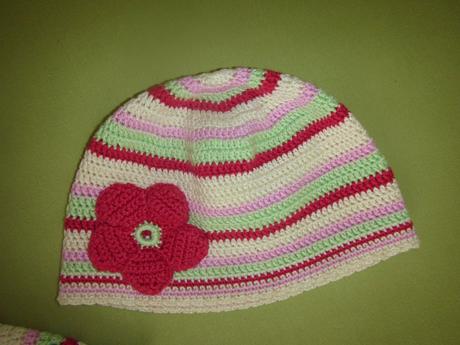 Háčkované čepičky s kytkou, ruční práce, 98
