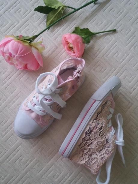 Krajkové tenisky, 31