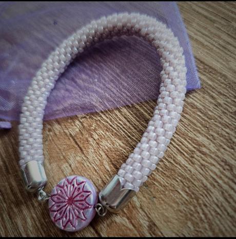 Háčkovaný korálkový náramek, 
