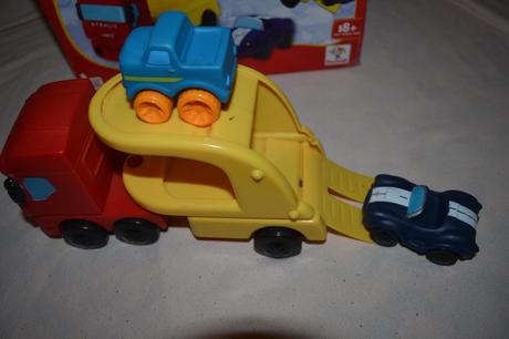 Kvalitní auto tahač se dvěma auty, 