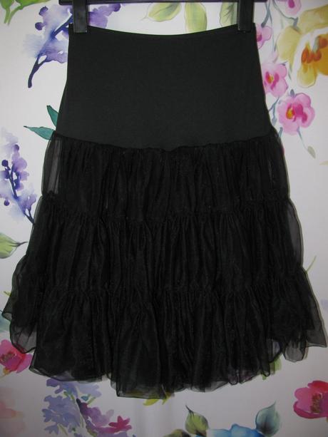 Černá delší tylová sukně s volánky, 152