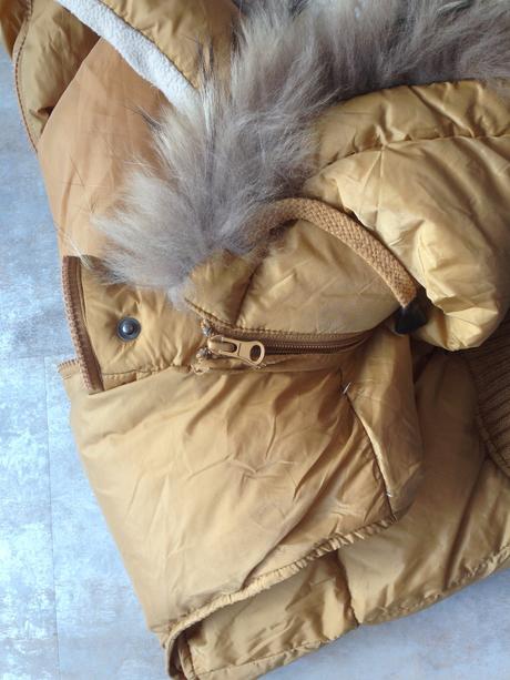 Zlatá péřová vesta kapuce zn.retro jeans s-m,36-38, s