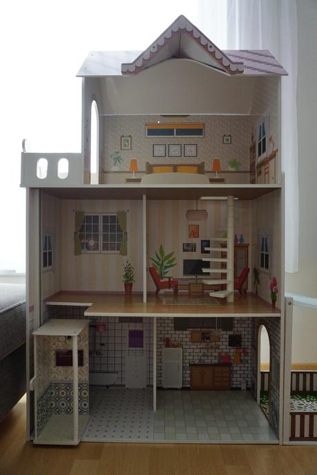 Woody domeček pro panenky s výtahem,