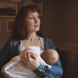 Jak zvládnout přítomnost tchyně u nás doma po porodu?