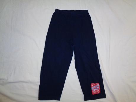 Modré pyžamové kalhoty nebo slabší tepláky, tu,104