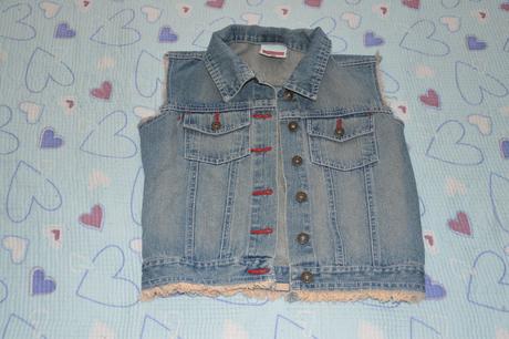 134 džínová vesta s červenou výšivkou, 134