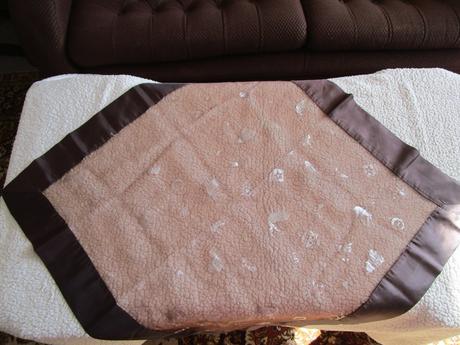 Pěkný hnědý ubrus s vánočním motivem, rozm. 80x80, 