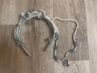 Čelenka a náhrdelník,