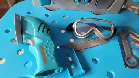 Dětský pracovní stolek a nářadí,