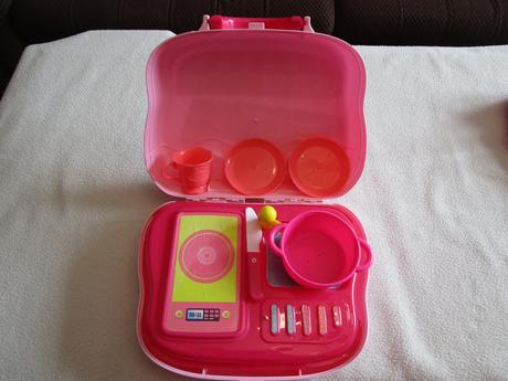 Pěkný přenosný plastový kufřík s kuchyňkou,