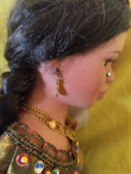 Porcelánová panenka indka, 