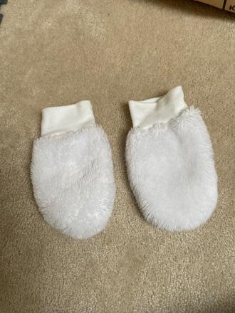 Miminkovské rukavice, esito,74