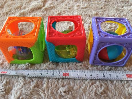 Chrastící kostky (play go) - 3 ks,