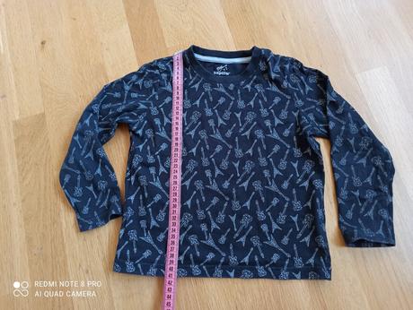 Černé triko s kytarami, lupilu,110