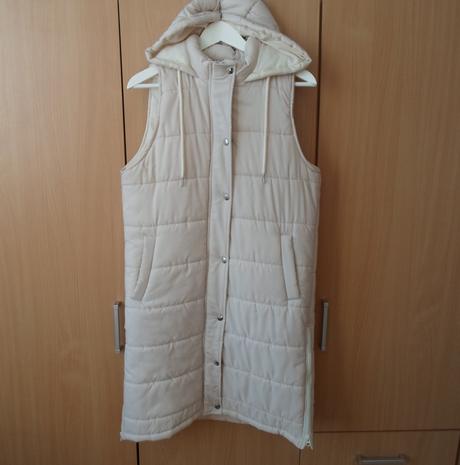 Béžová dlouhá zateplená vesta, s