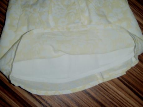 Krásné vzdušné žlutobílé šatečky, cherokee,92