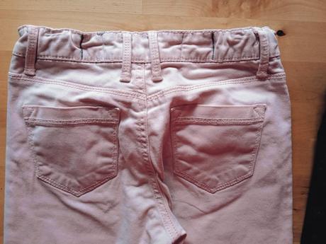 Pružné rifle s černými legínami, 140