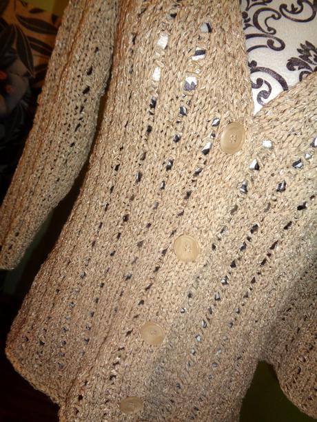 Krásný zlatobéžový propínací svetr, 42