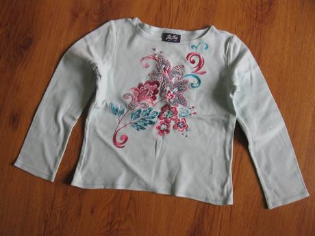 Triko s vyšívanou kytkou, 110