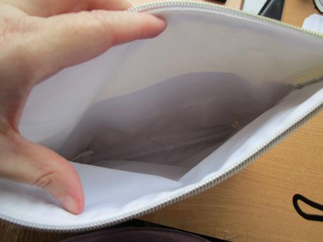 Velmi pěkná šikovná větší kosmetická taštička, 