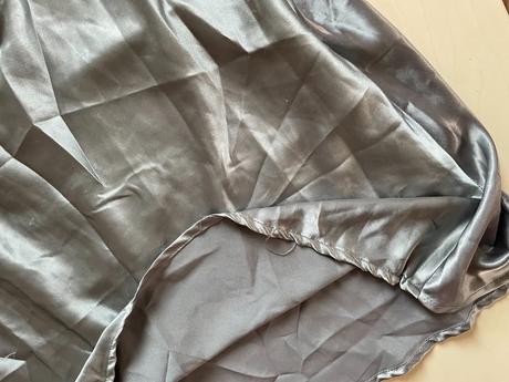 Nové šaty s korálky, zatáhlé nitě, vel xl, ax pari, xl