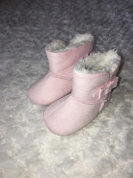 Růžové semišové válenky, 17