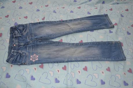 140 džíny s růžovou květinovou výšivkou, 140