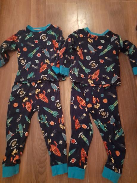 2x krásné pyžamo dlou s raketou na kluka 110, tesco,110