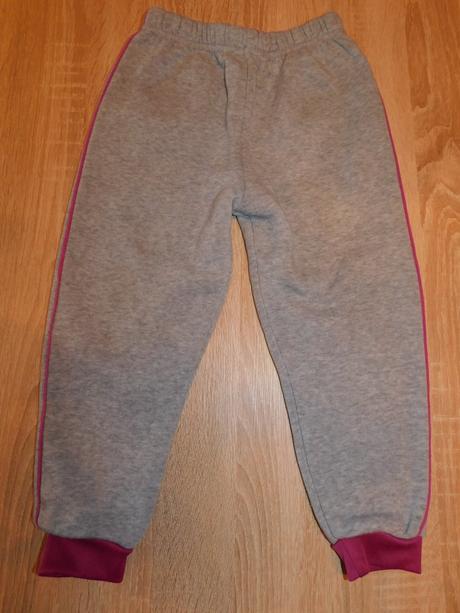 Dívčí tepláky, 104