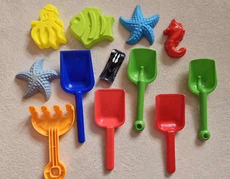 Kyblík, bábovky a lopatky na písek,