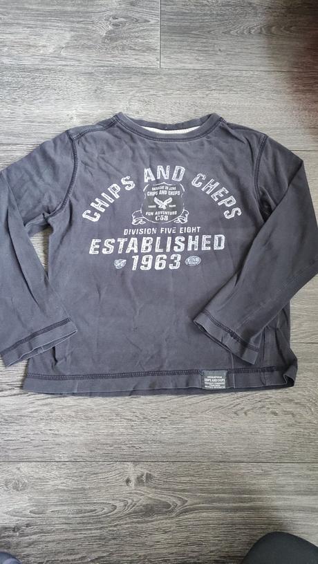 Tmavé tričko s dlouhým rukávem, 122