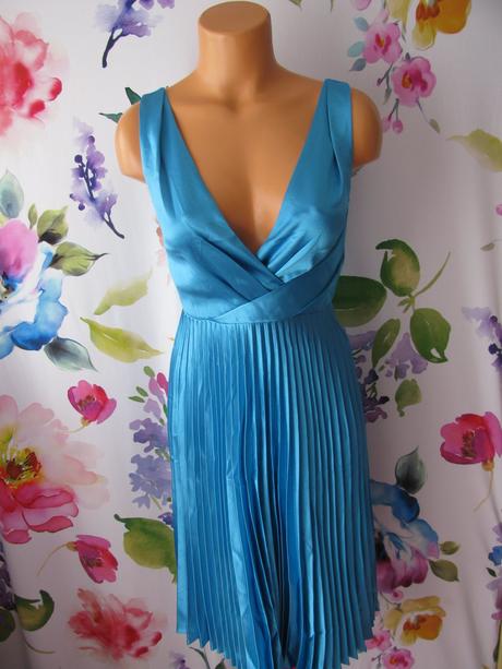 Společenské dámské plisované šaty, 32