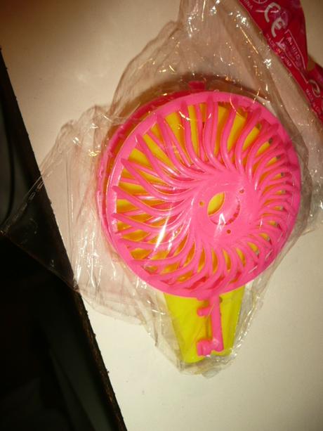 Barbie doplňky nábytek křeslo stůl pračka kufr,