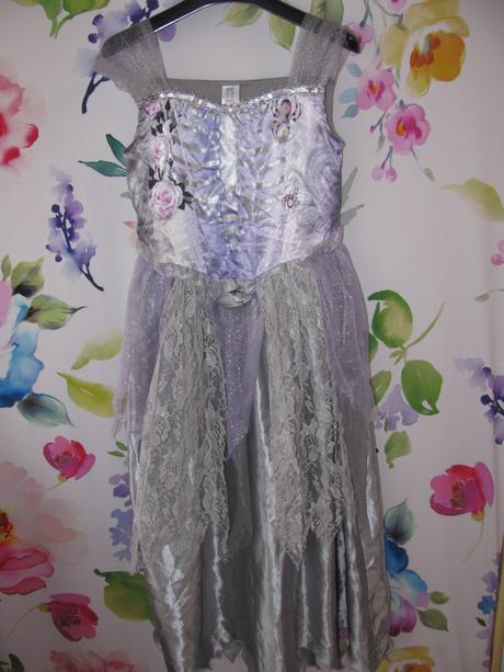 Krásné kostýmové šaty s přehozem čarodějka,