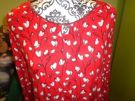 Červená halenka s bílými květy, m