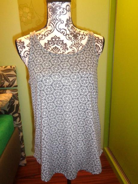 Pěkný bíločerný květovaný top, amisu,s