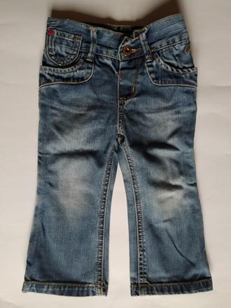 Džínečky s červenou mašlí, 86