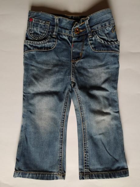 Džínečky s červenou mašlí, 86